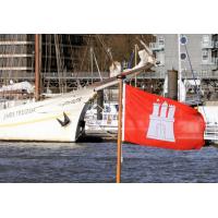 3694_0540 Schiffsbug eines Segelschiffs - Hamburger Flagge im Wind. | Flaggen und Wappen in der Hansestadt Hamburg
